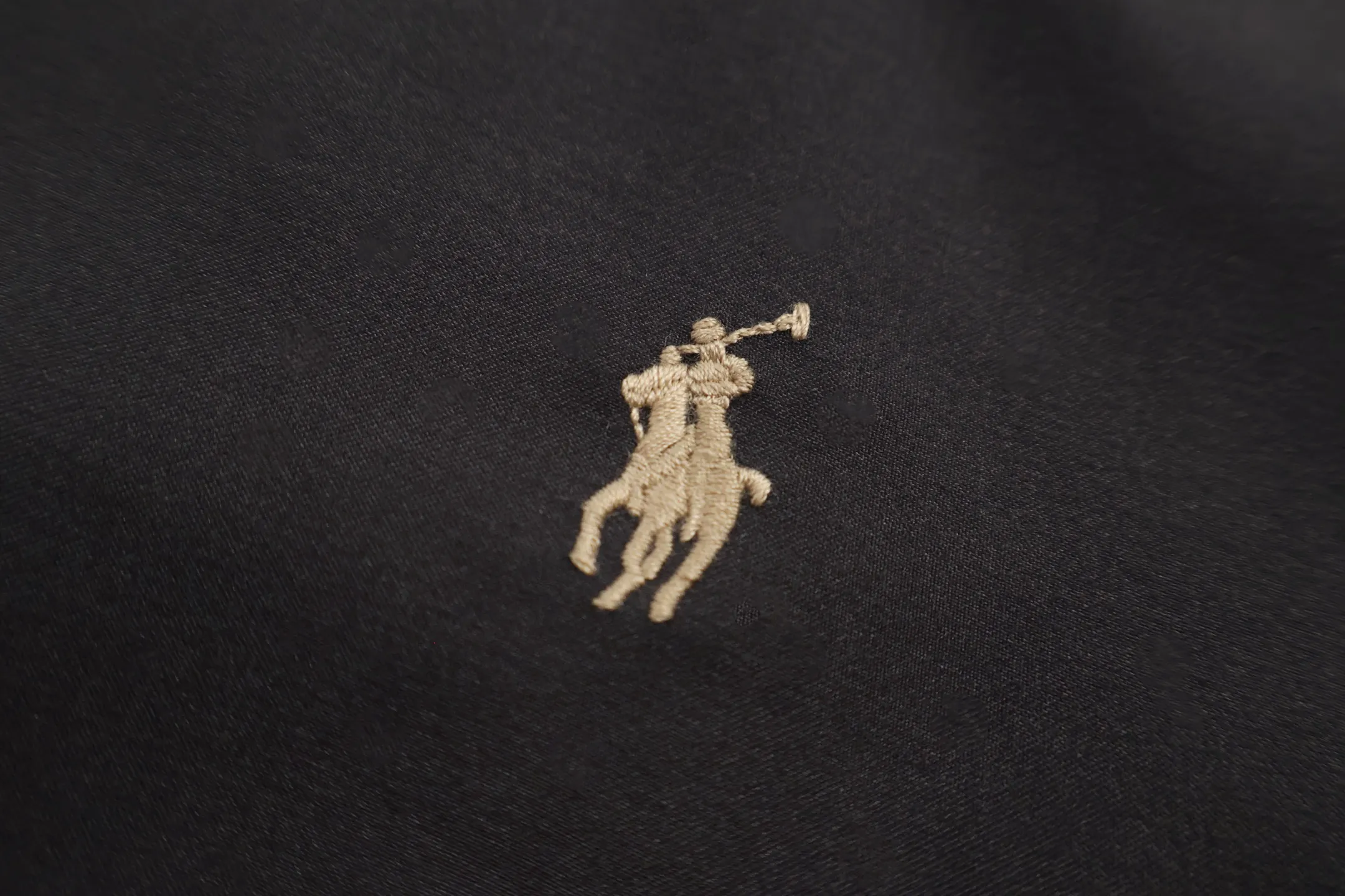 🅿️620 [Exclusive supply] Ralph Lauren Ralph Lauren embroidered zipper jacket (black) Customized cotton fine twill elegant fabric, soft and silky, comfortable and close to the skin, with khaki as the base color, soft and unobtrusive. Adopt imported machine embroidery technology, use advanced computer control system and precision mechanical components to achieve the iconic pony embroidery operation with high precision and smooth and delicate lines. Template machine bag opening The preset template guides the position, shape and size of the bag opening. The accuracy ensures the quality of the bag opening effect. The infrared positioning cutting machine uses an infrared transmitter and an infrared receiver to achieve precise positioning of materials. The accuracy can reach the micron level, thereby meeting the effect of high-precision cutting of plaid alignment. The fabrics have been carefully washed and have a better feel and texture. They are not easy to deform, shrink or fade, and maintain long-term beauty. Accessories customized 1:1 Ralph Lauren horn buckle. Size:S-M-L-XL